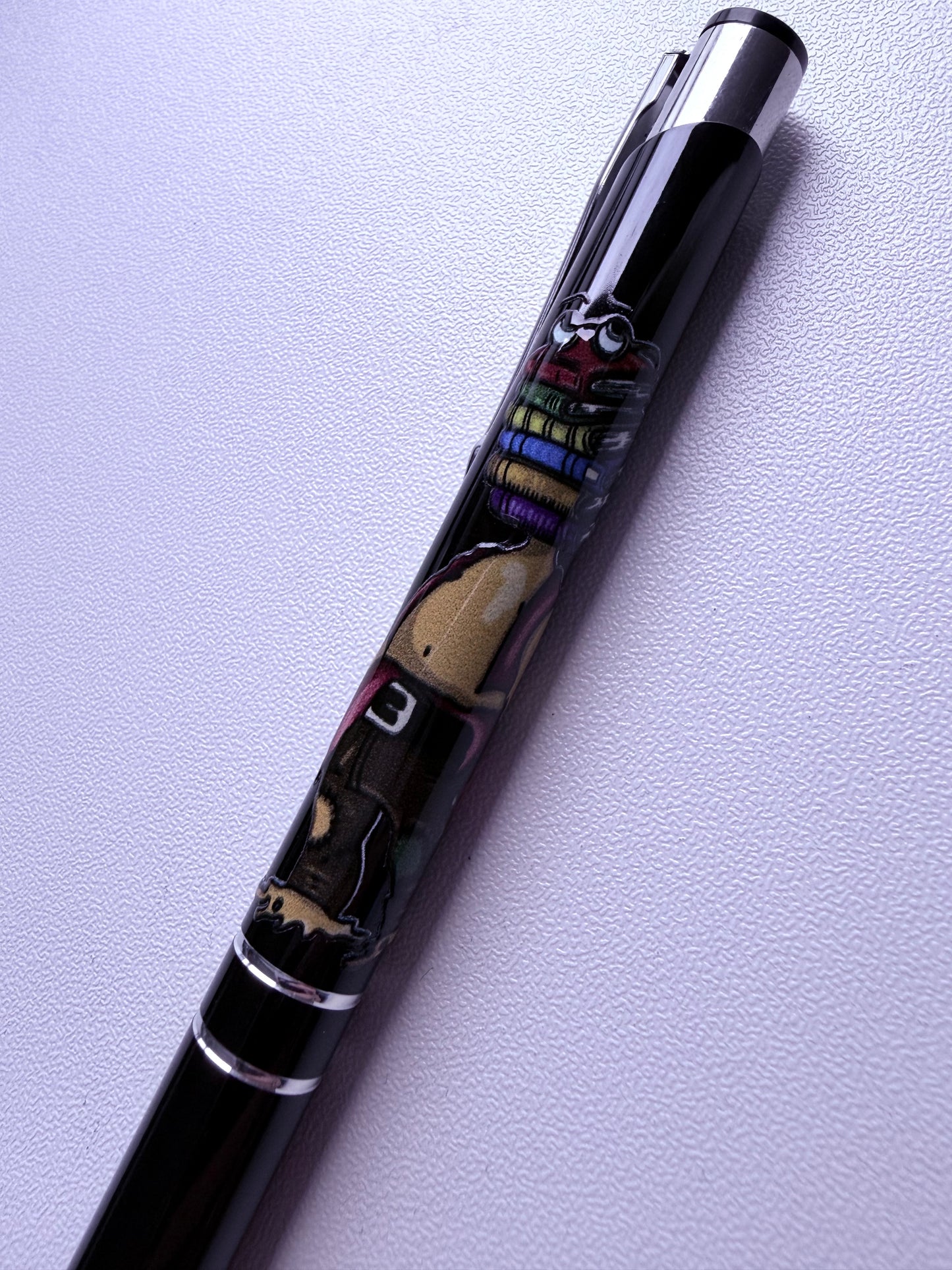 STYLO NOIR CRÉATURE PILE DE LIVRES