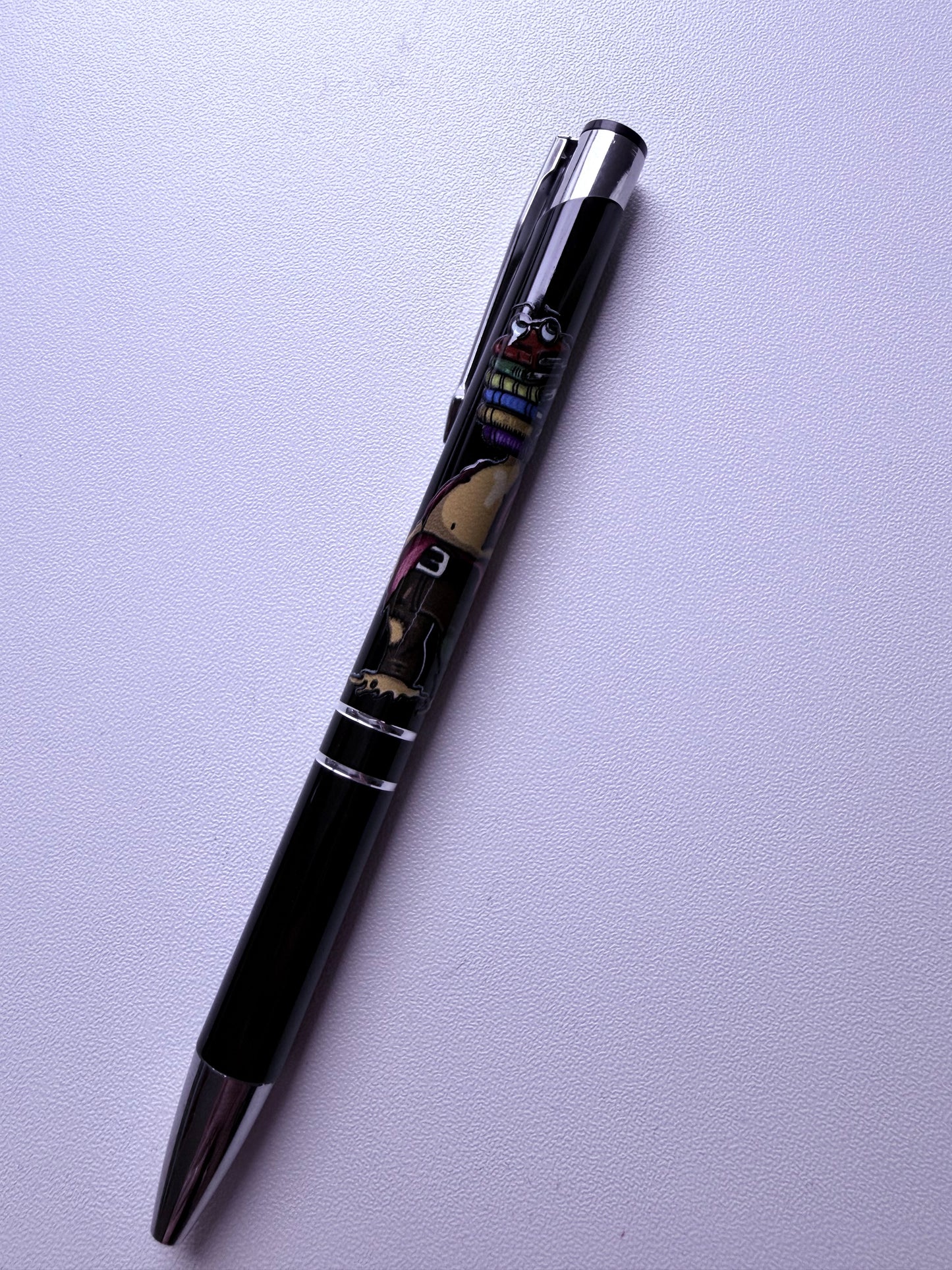 STYLO NOIR CRÉATURE PILE DE LIVRES
