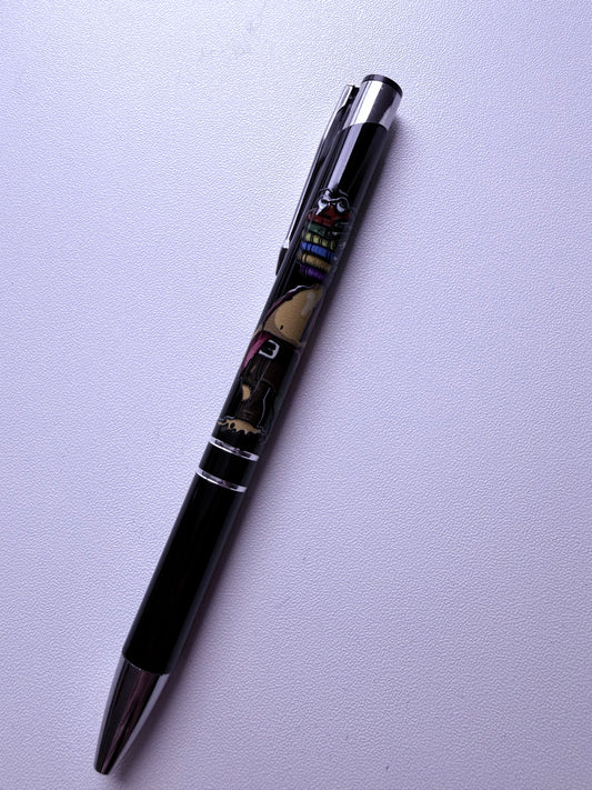 STYLO NOIR CRÉATURE PILE DE LIVRES